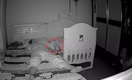 济南5个月大的婴儿跟保姆睡凌晨摔下床 保姆却说…