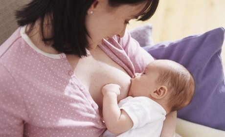 第一口吃母乳可预防过敏？