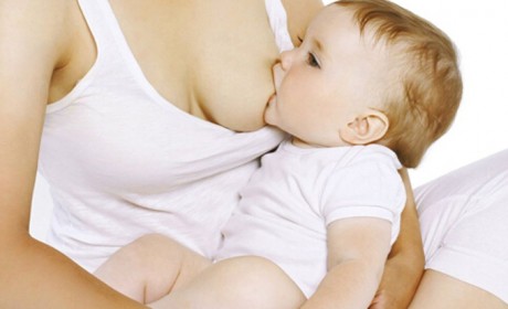 母乳喂养不足一半，部分月嫂起负面作用