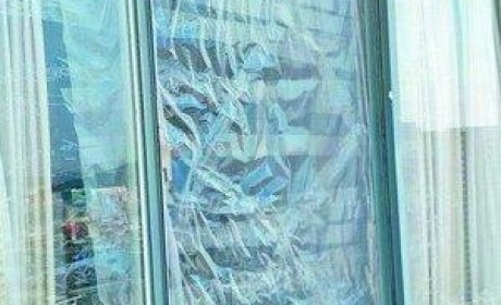 家政工擦洗时玻璃窗从25楼掉下 公司至今未进行赔偿
