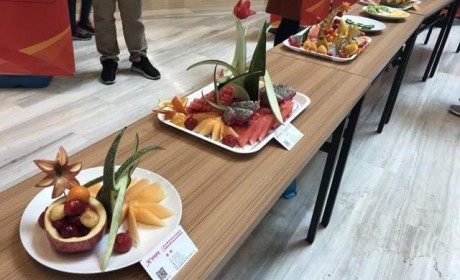 插花、摆盘、餐桌布置，连智能机器人都加入了家政服务行业的“豪华套餐”