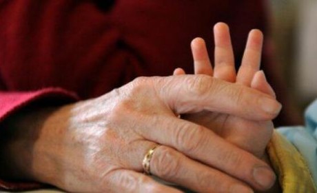 法国家庭调查：照顾孙辈时间过长 老年人成带娃“保姆”