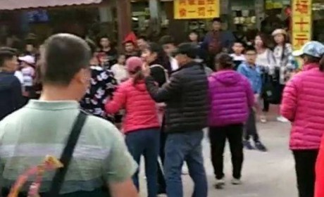 八达岭长城保洁员制止游客乱扔垃圾遭围殴