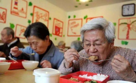外卖“养老餐”吸引银发族 更多居家养老服务引起商家重视