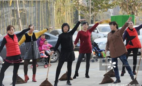 武汉：保洁员街头彩排“扫帚舞”欢乐多